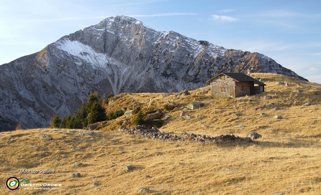 02 Baita di Campo e Pizzo di Roncobello....JPG